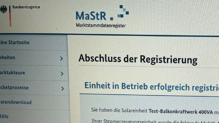 Ein Foto eines Laptops, der mit selbst gewonnener Solarenergie läuft.