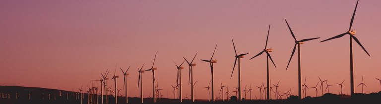 Ein Windpark im Sonnenuntergang