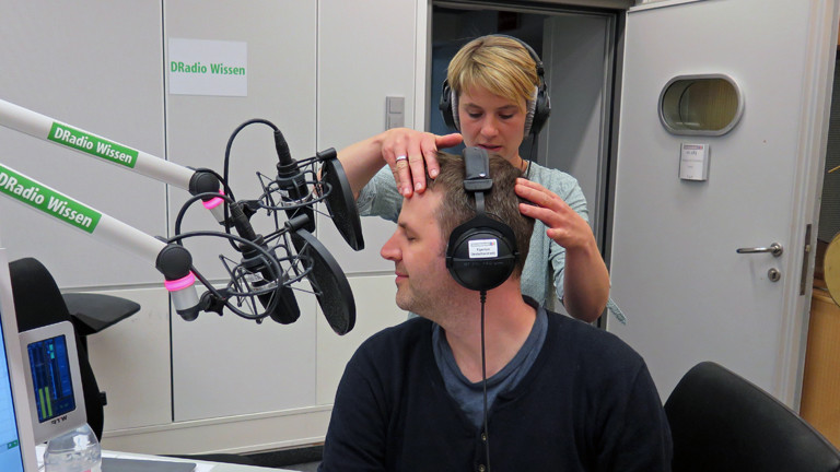 Hundeosteopathin Marina Eßer mit Moderator Ralph Günther
