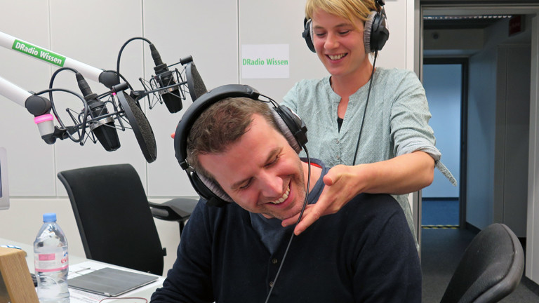 Hundeosteopathin Marina Eßer mit Moderator Ralph Günther