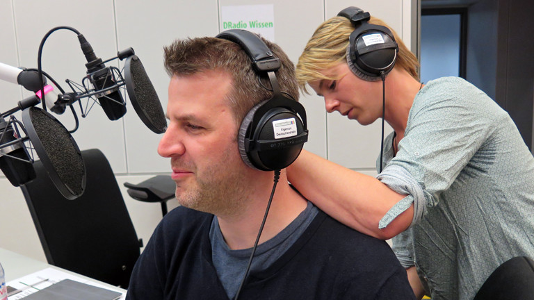 Hundeosteopathin Marina Eßer mit Moderator Ralph Günther