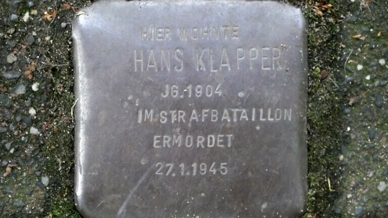 Ein sogenannter Stolperstein erinnert als in den Gehweg eingelassenes Denkmal an Hans Klapper, der - laut Inschrift - im Strafbataillon ermordet wurde.