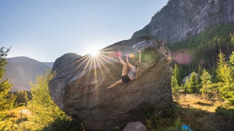 Svenja Thoemel klettert einen Felsen hoch