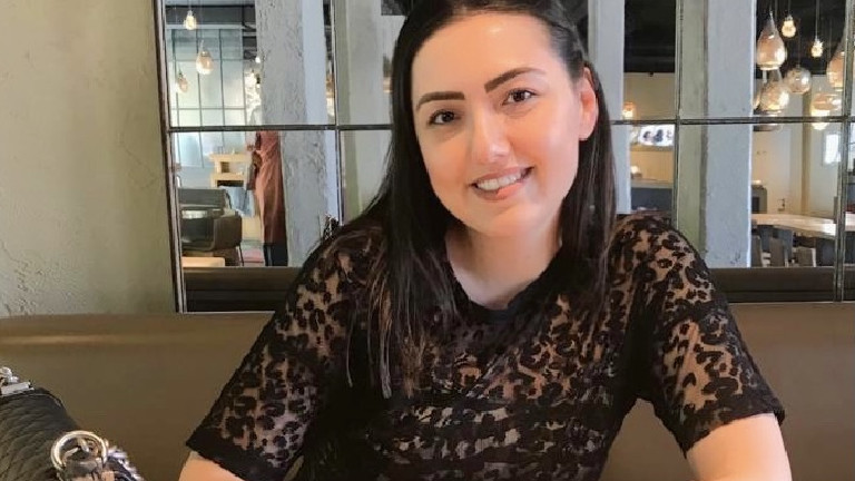 Derya lächelt
