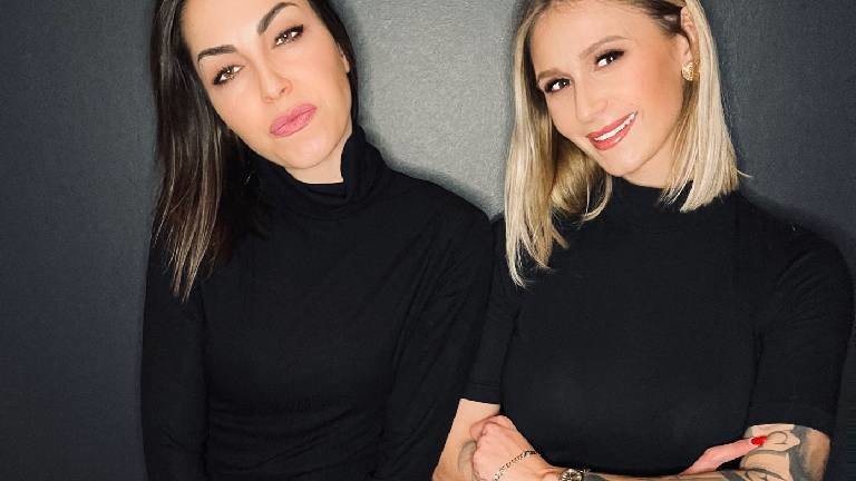2 Frauen stehen nebeneinander