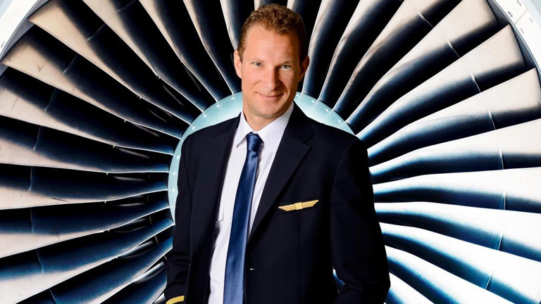 Pilot Philip Keil vor einem Triebwerk.