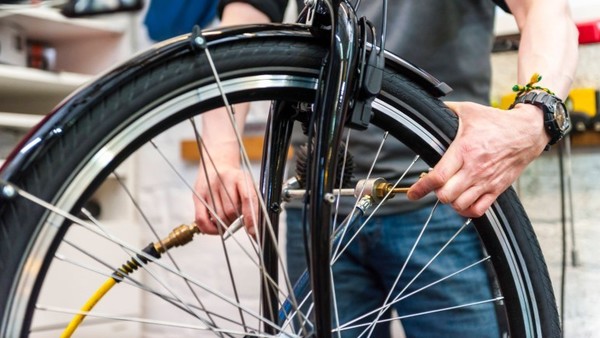 Ein Fahrrad-Rad wird repariert