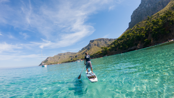 Jan Meessen auf seinem SUP auf dem Meer
