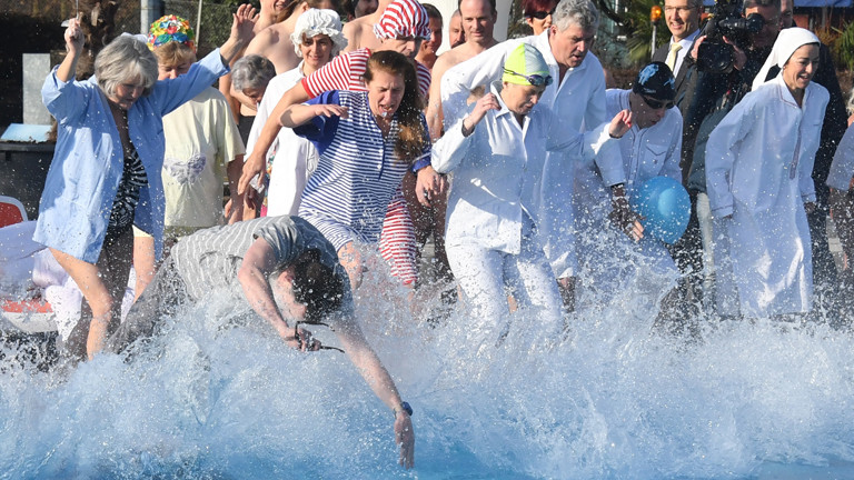 Schwimmer im Sonnenbad in Karlsruhe.