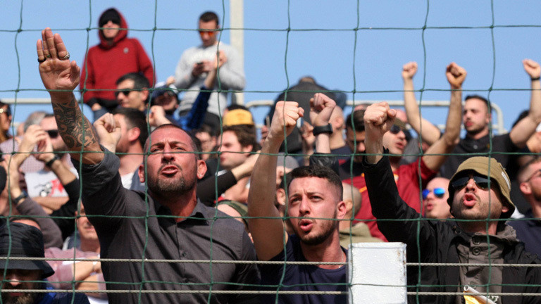Italienische Fussballfans des A Rom zeigen Hitlergruß im Stadion, 12.02.2017
