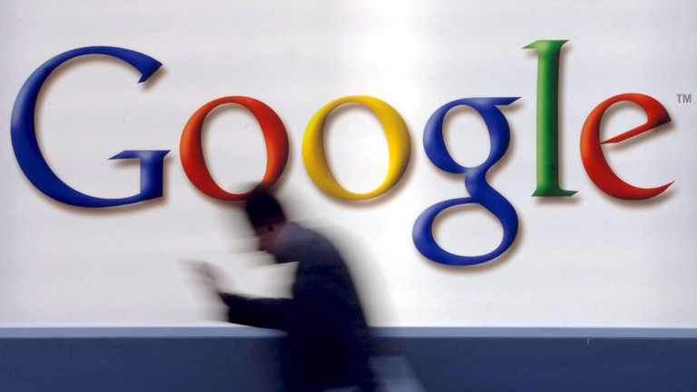 Eine unscharfe Person, die an einer Google-Werbung vorbeiläuft.