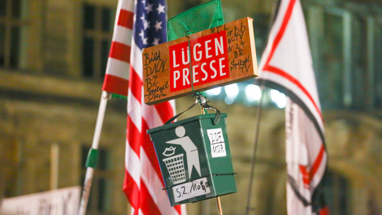 Schild mit der Aufschrift Lügenpresse