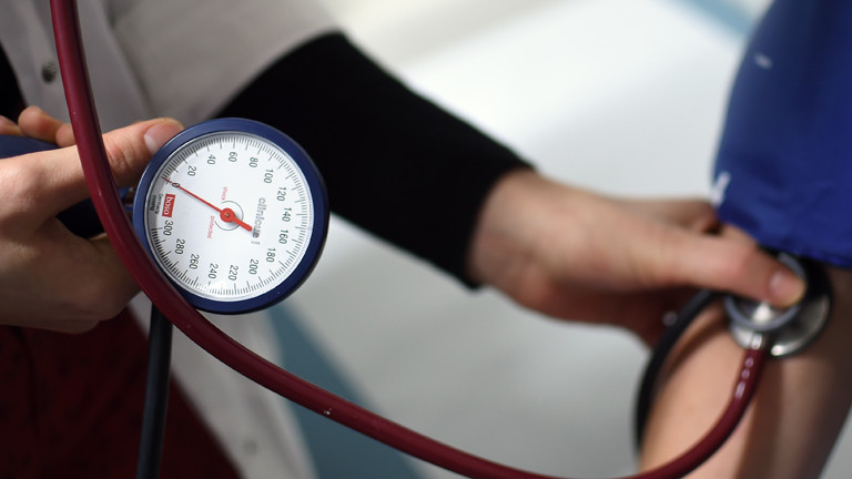 Ein Arzt misst einem Patienten den Blutdruck