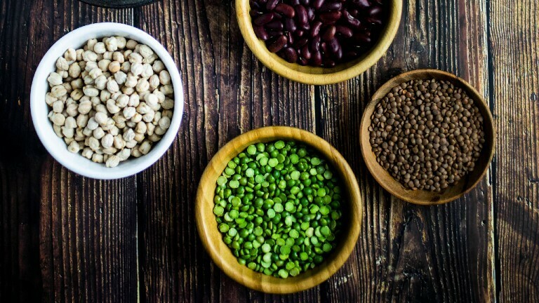 Schalen mit Erbsen, Linsen und Bohnen