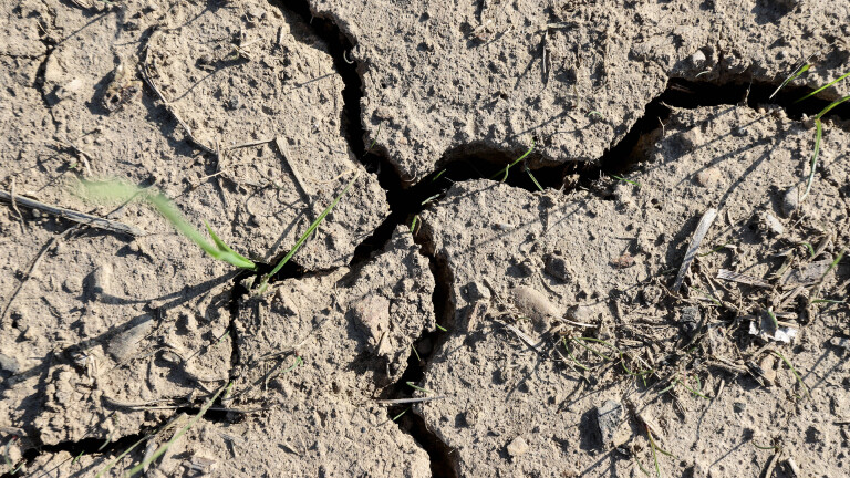 Symbolbild Trockenheit, Dürre: Boden im Siegerland reißt auf, weil Regen ausbleibt. 11.05.2022