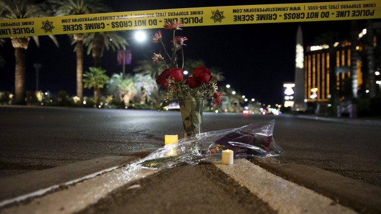 Am Ort des Anschlags in Las Vegas stehen Rosen und Kerzen auf der Straße