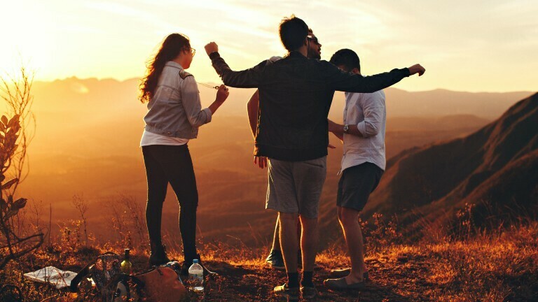 Freundesgruppe tanzt