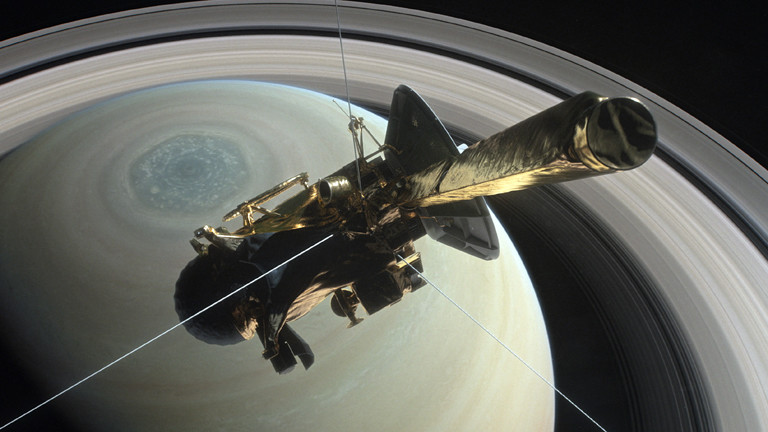Raumsonde Cassini über dem Saturn
