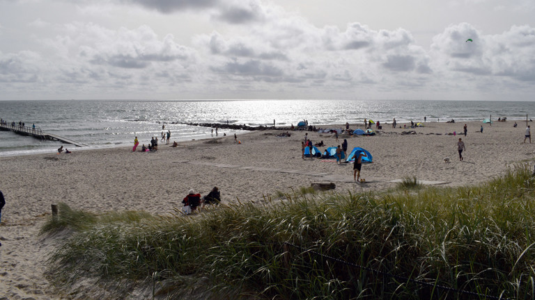 Deutscher Strand mit Urlaubern