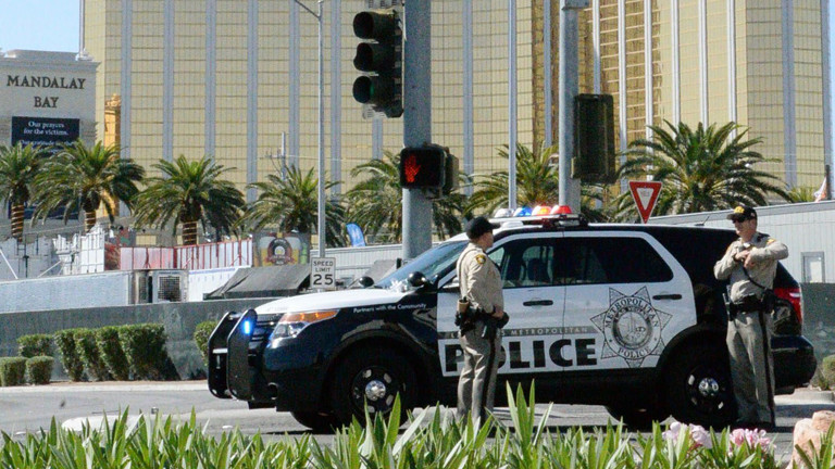 In Las Vegas steht ein Polizeiauto vor dem Hotel aus dem der Schütze beim Attentat in die Menge schoss