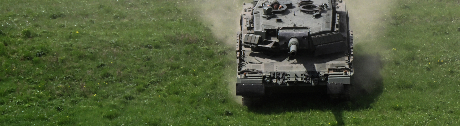 Eine ukrainische Panzerbesatzung der 33rd Separate Mechanized Brigade übt im April 2025 mit einem Leopard 2A4