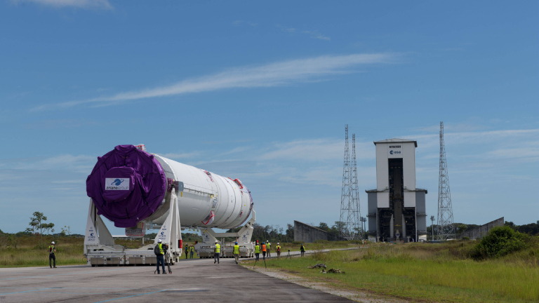 Geflogen ist sie bislang nicht: eine Ariane-6-Rakete auf dem Weg zum Launcher