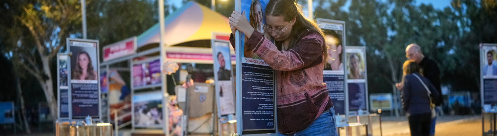Trauernde in der Nähe des Kibbuz Reim im Süden Israels am 7. Oktober 2026