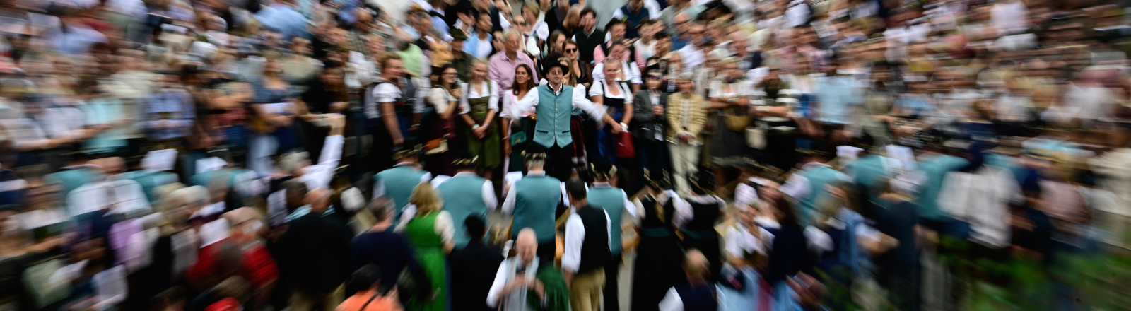 Menschen auf dem Oktoberfest in München