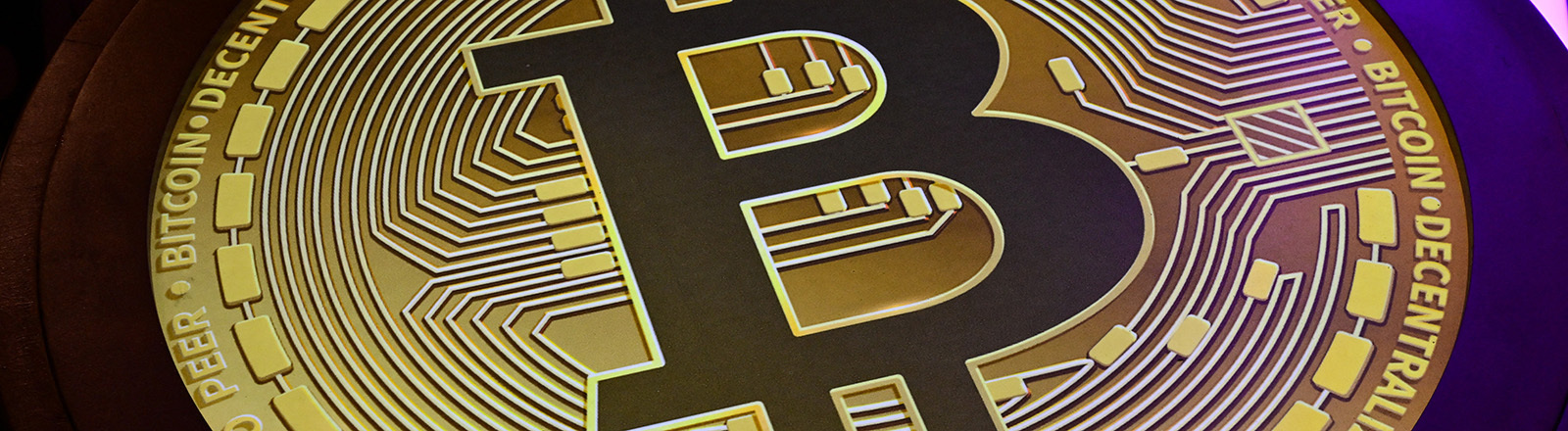 Das Bitcoin-Logo wird auf der Token2049-Konferenz am 30. April 2025 in Dubai gezeigt.