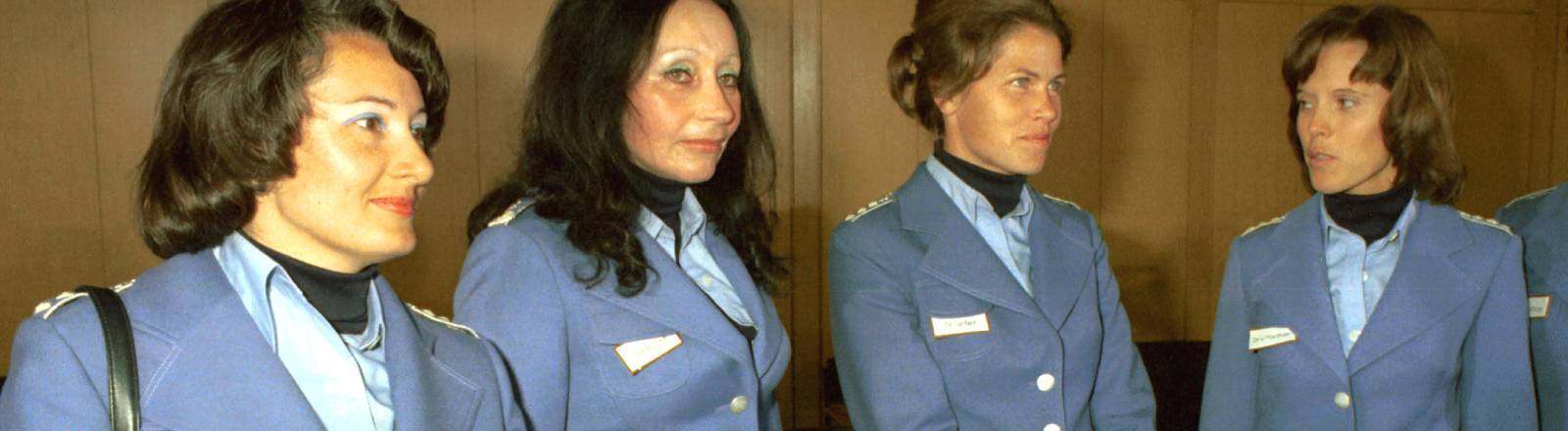 Die ersten weiblichen Sanitätsoffiziere am 01.10.1975.