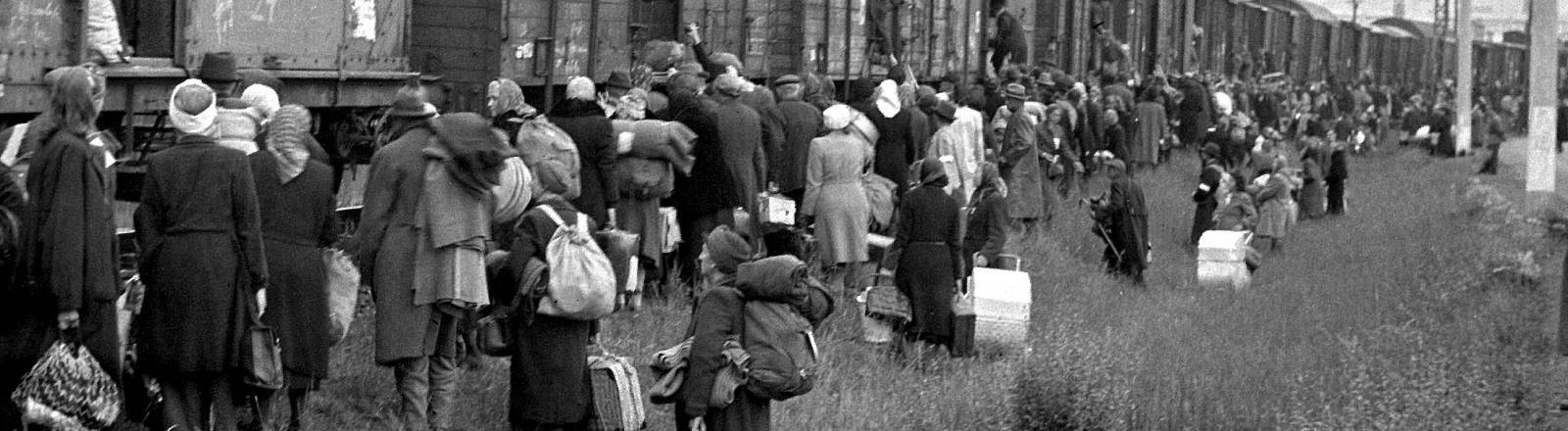 Sudetendeutsche werden im Mai 1946 per Zug von einem Lager in Modrany in Prag nach Deutschland deportiert.