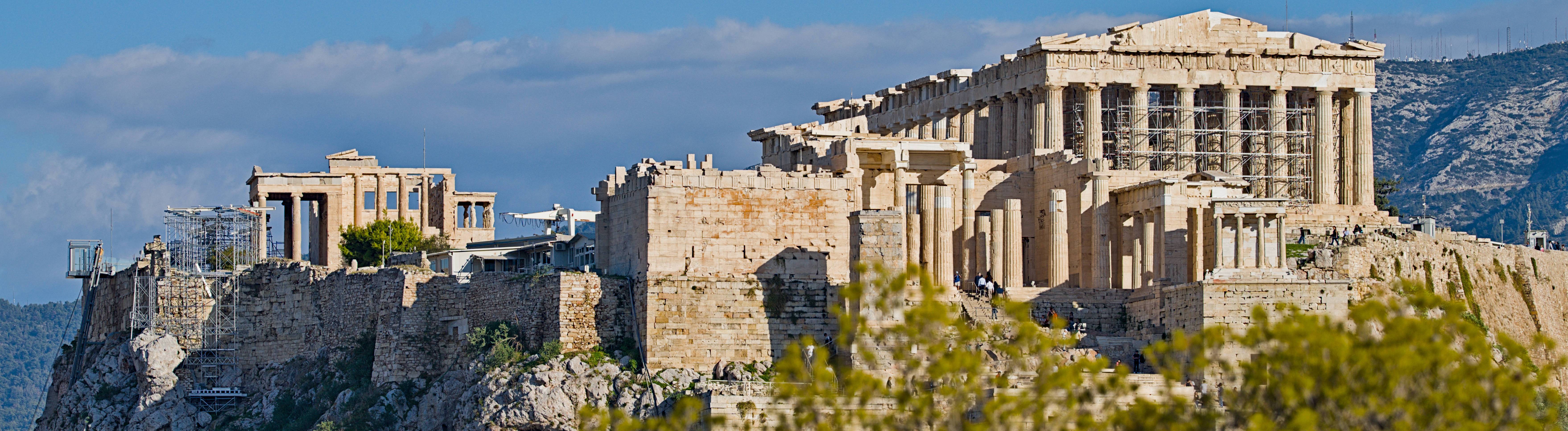 Die Akropolis in Athen mit Gerüst an der Stirnseite.