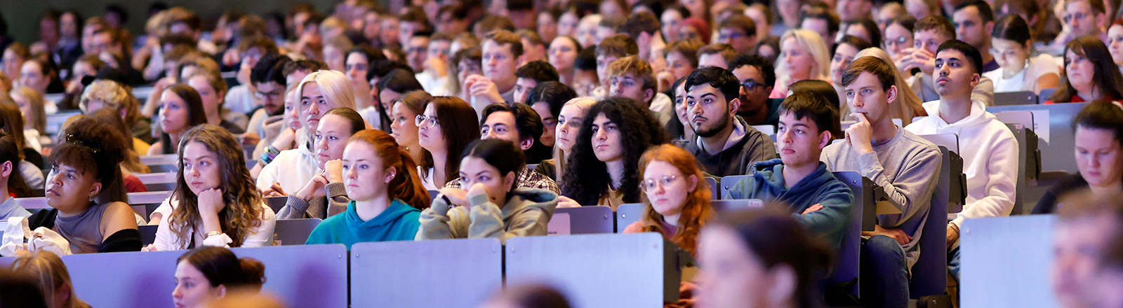 Studierende im großen Hörsaal am Tag der Erstsemesterbegrüßung zum Wintersemester 2023/24 an der Uni Köln.