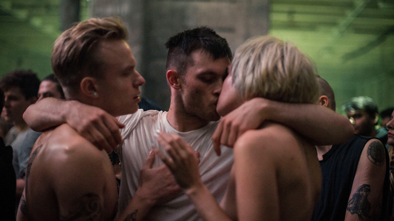 Filmstill aus Serie "Beat" mit Hauptdarsteller Jannis Niewöhner