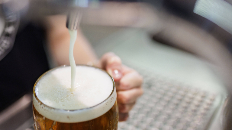 Ab 16 ganz legal: In einem Berliner Café wird ein Bier gezapft.