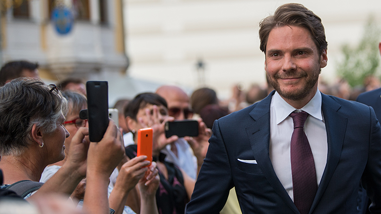 08.06.2018, Sachsen, Dresden: Schauspieler Daniel Brühl kommt zur Verleihung des Europäischen Kulturpreises Taurus in die Frauenkirche.