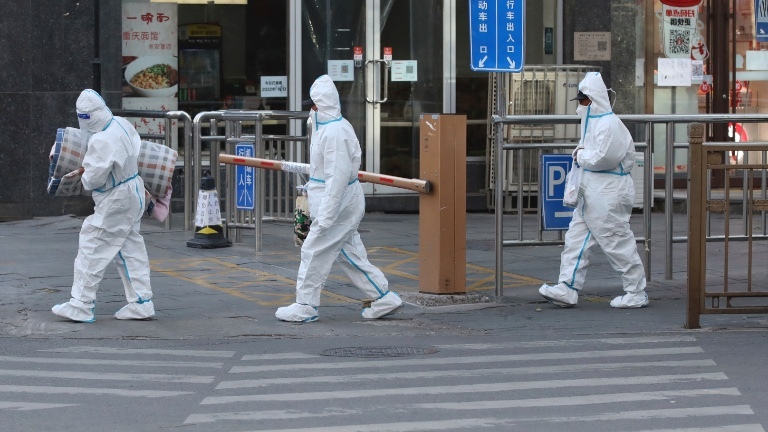 Medizinisches Personal verlässt eine Teststation in Peking am 29.11.2022