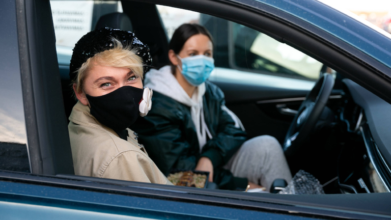 Zwei Frauen mit Schutzmasken im Auto