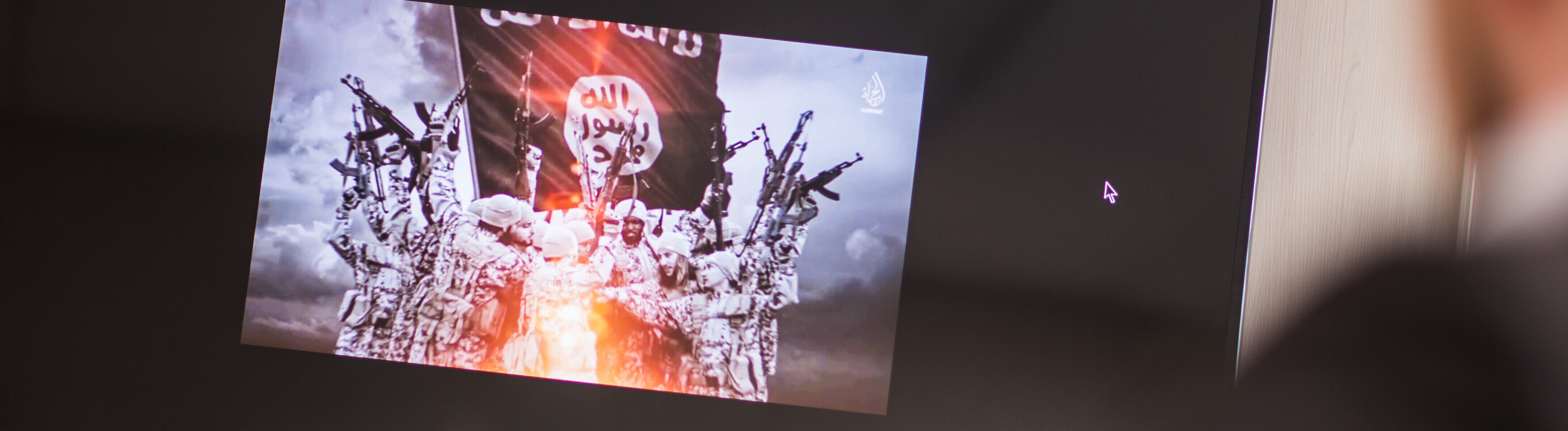 01.03.2018, Rheinland-Pfalz, Mainz: Christoph Günther, Institut für Ethnologie und Afrikastudien an der Johannes-Gutenberg-Universität (JGU), forscht zu Thema "Dschihadismus im Internet" an seinem PC. Günther leitet die Nachwuchsforschergruppe "Dschihadismus im Internet".