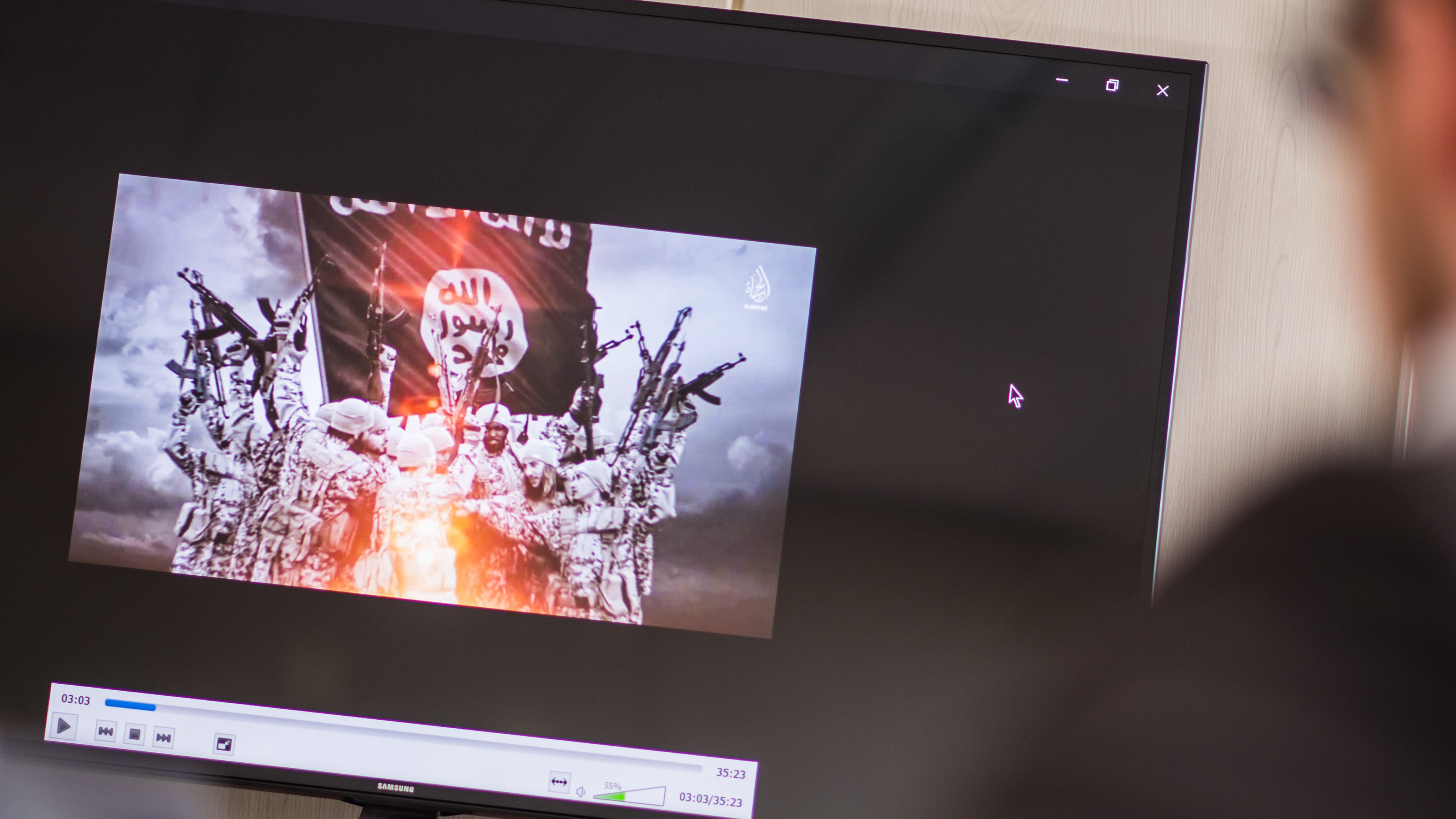 01.03.2018, Rheinland-Pfalz, Mainz: Christoph Günther, Institut für Ethnologie und Afrikastudien an der Johannes-Gutenberg-Universität (JGU), forscht zu Thema _Dschihadismus im Internet" an seinem PC. Günther leitet die Nachwuchsforschergruppe "Dschihadismus im Internet".