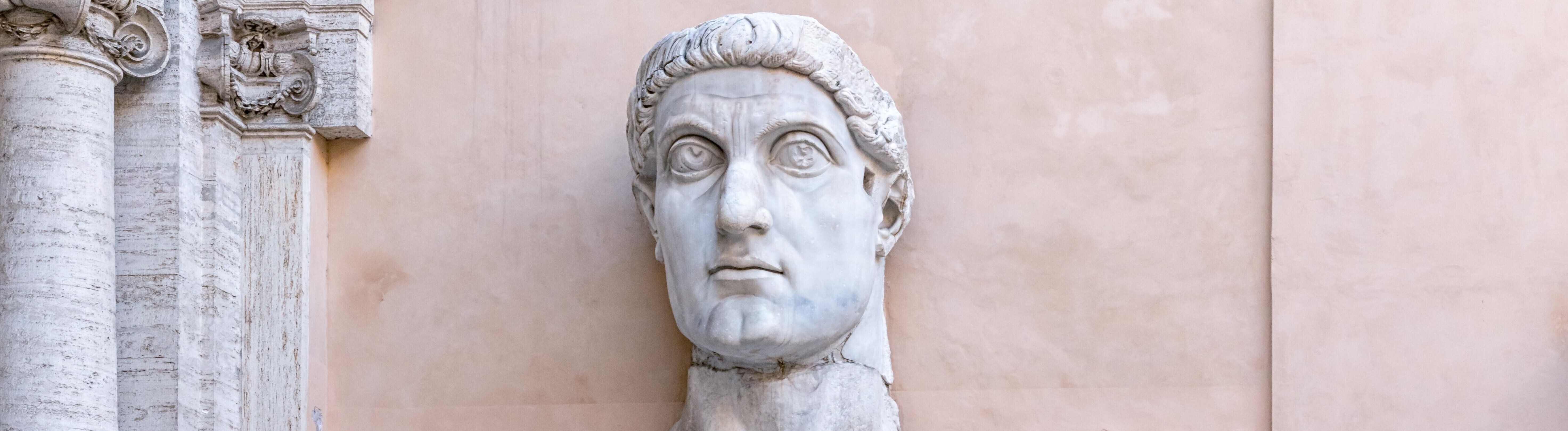 Foto der Fragmente der Konstantin-Statue im Palazzo Dei Conservatori in Rom, Italien