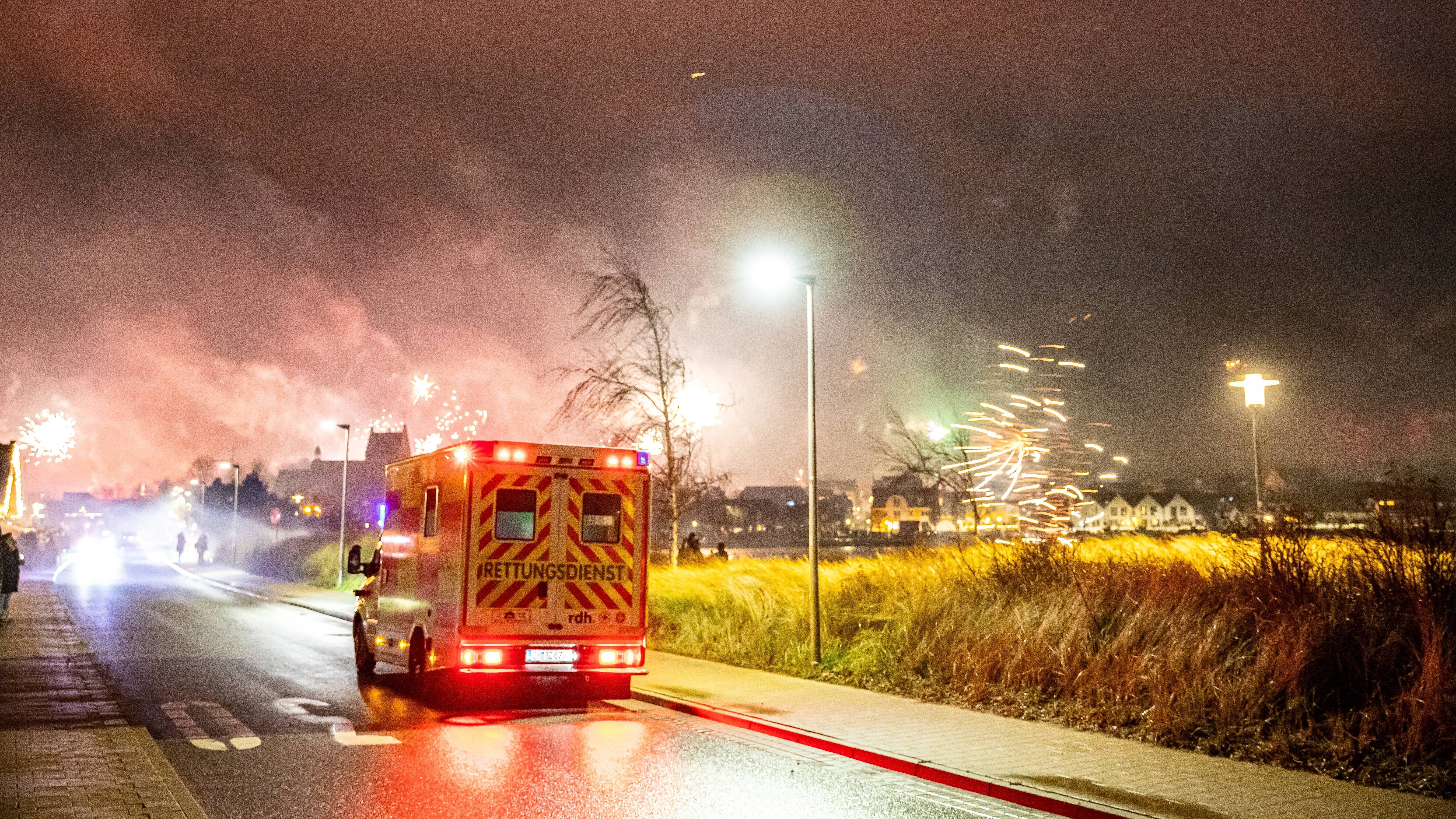Raketen fliegen in der Silvesternacht über Heiligenhafen, um das Neue Jahr einzuläuten.