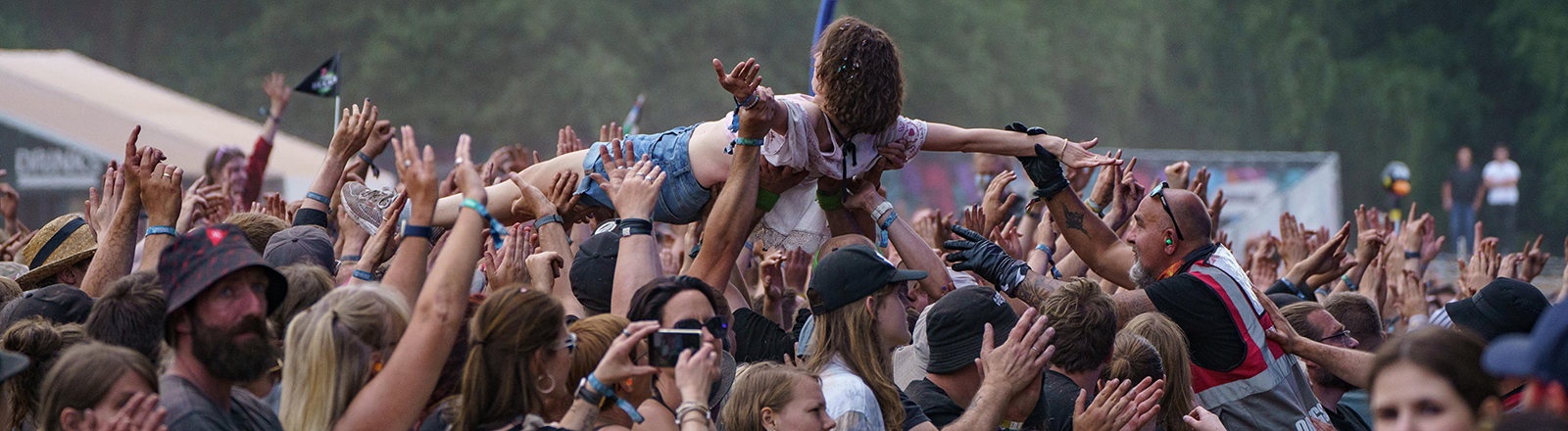 Foto einer Festivalbesucherin beim Hurricane Festival 2023 in Scheeßel, die vor der Bühne auf dem Rücken über die Menge surft.
