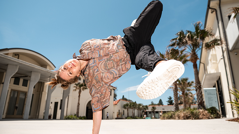 Frieda Frost macht einen Breakdance-Move