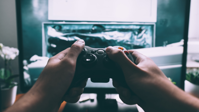 Mann hält Gaming-Konsole