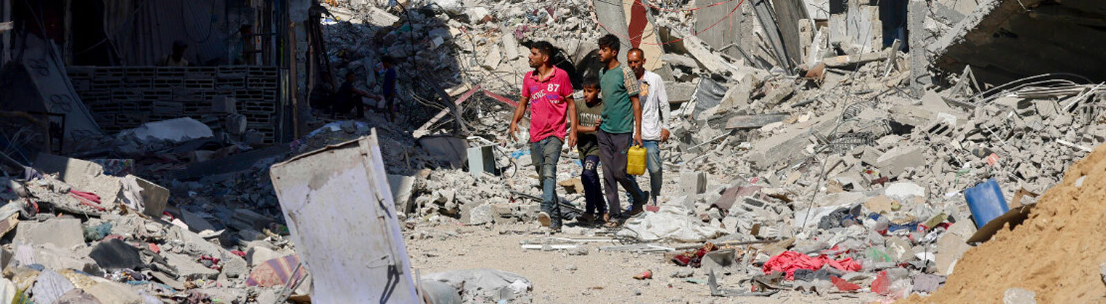 Menschen laufen durch Trümmerlandschaft in Khan Yunis, Südgaza (16.10.2025)
