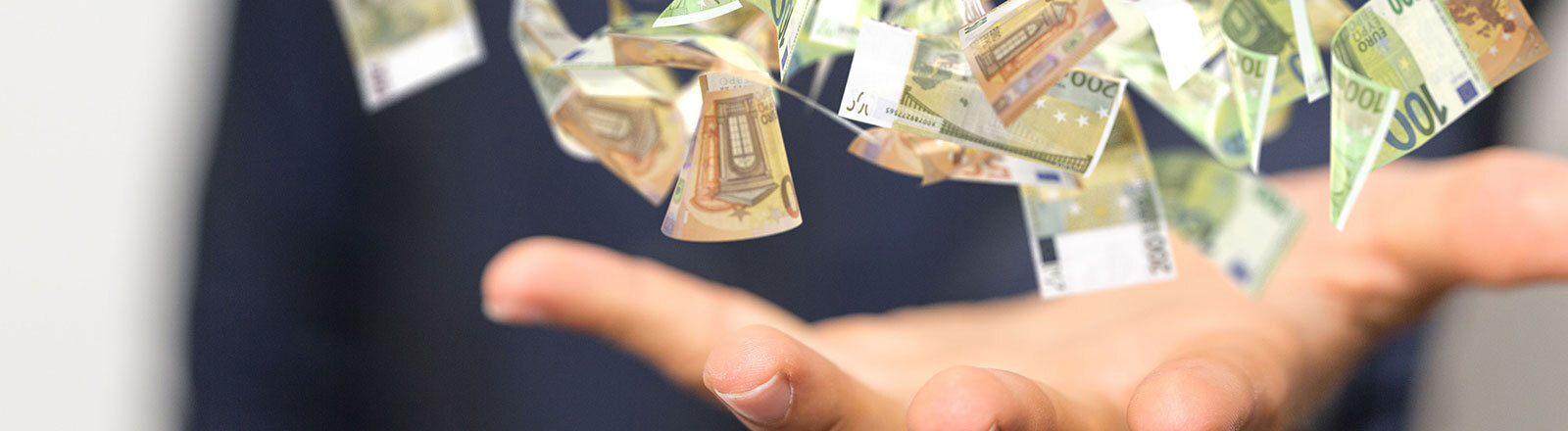 Geld fliegt in eine Hand