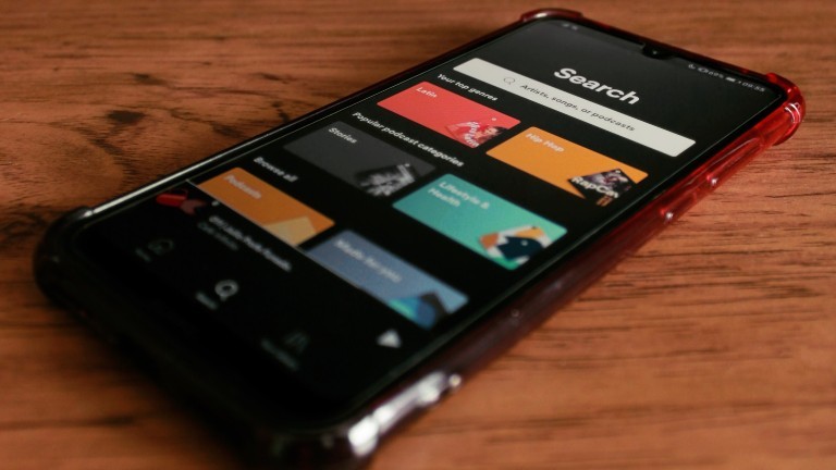 Ein Handy mit Spotify Playlisten