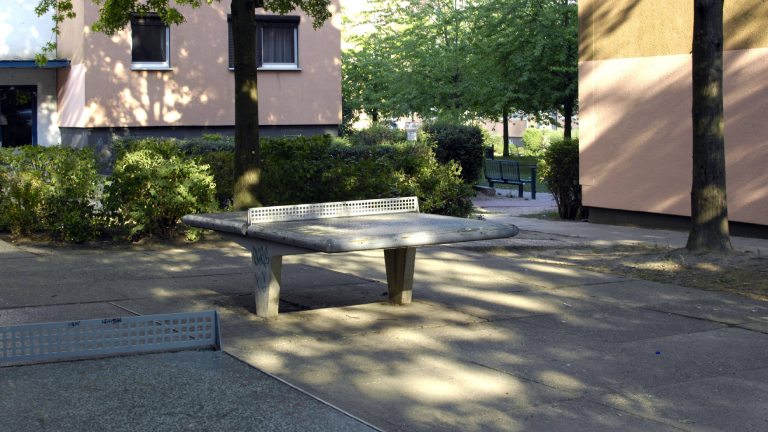 So stört sie niemanden: Tischtennisplatte in einer Wohnsiedlung in Berlin-Hellersdorf