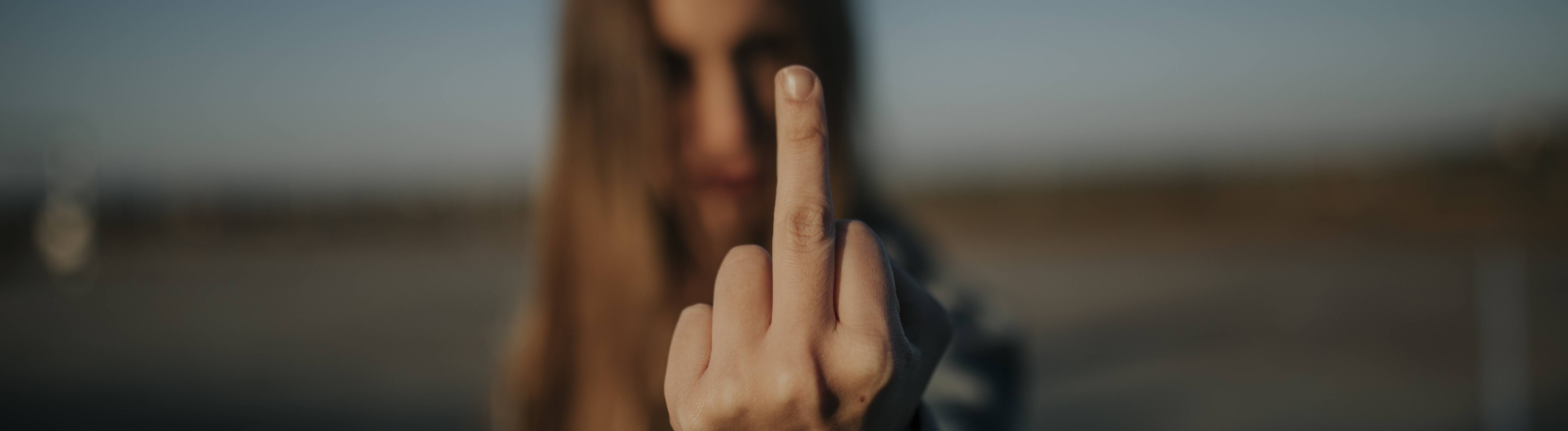 Eine Frau macht eine Mittelfinger-Geste.